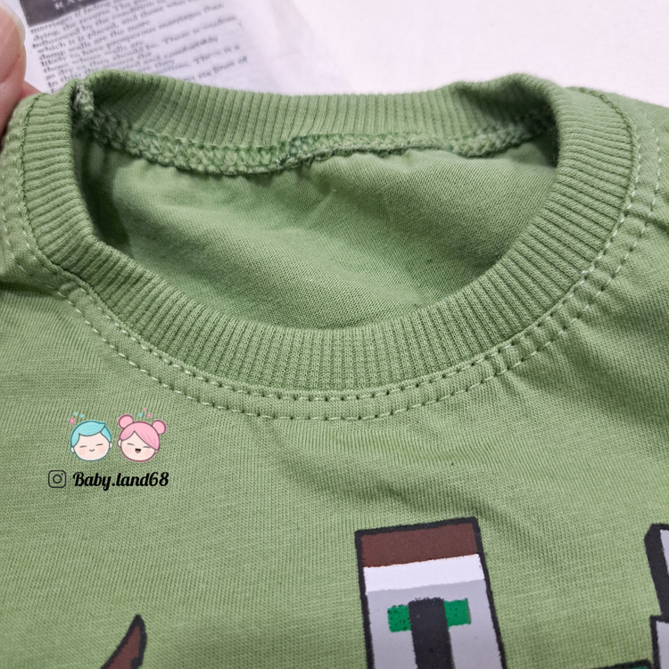 دوخت تمیز کشبافت دور یقه تیشرت پنبه بچگانه پسرانه طرح ماینکرافت
